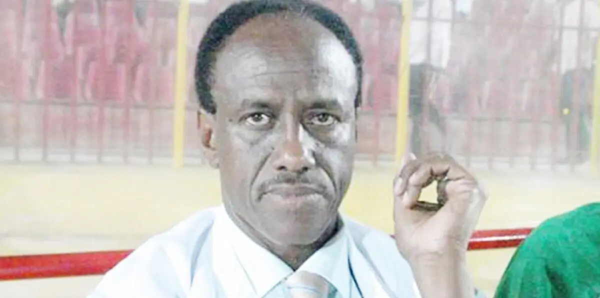 صورة مدرب نادي الهلال "مورينيو" يفترش أرض المطار تثير ضجة واسعة في السودان (شاهد)