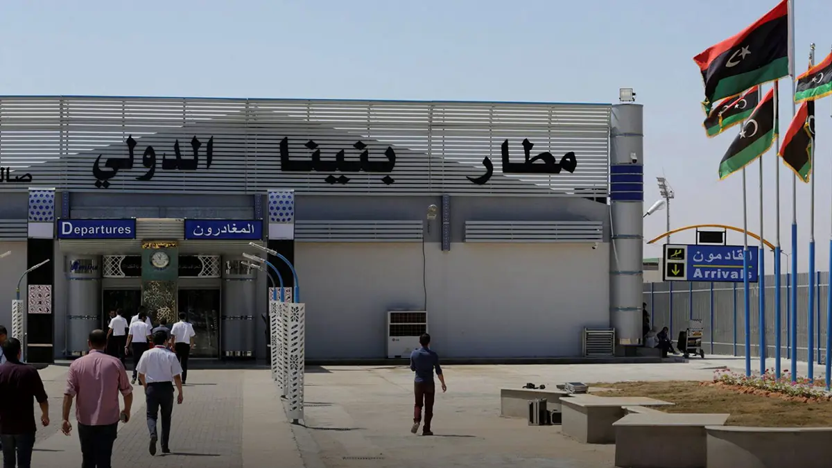 بعد فشله في تهريب مليون يورو.. مسلح يحطم زجاج سيارة لشرطة بنغازي (فيديو)