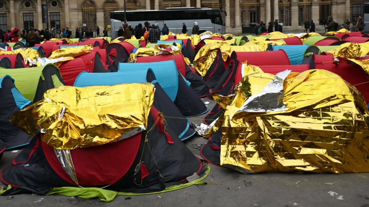 "طلبًا للإيواء".. مهاجرون يخيّمون أمام أرقى الفنادق
 في باريس