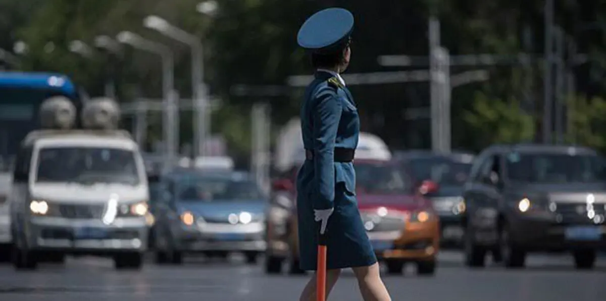 بالصور..  حسناوات يشرفن على حركة المرور بعاصمة كوريا الشمالية