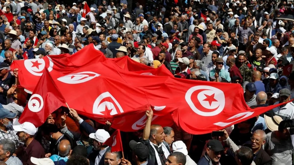 تجميد 97 حزبًا تونسيًا.. تنظيم قانوني أم غايات سياسية؟