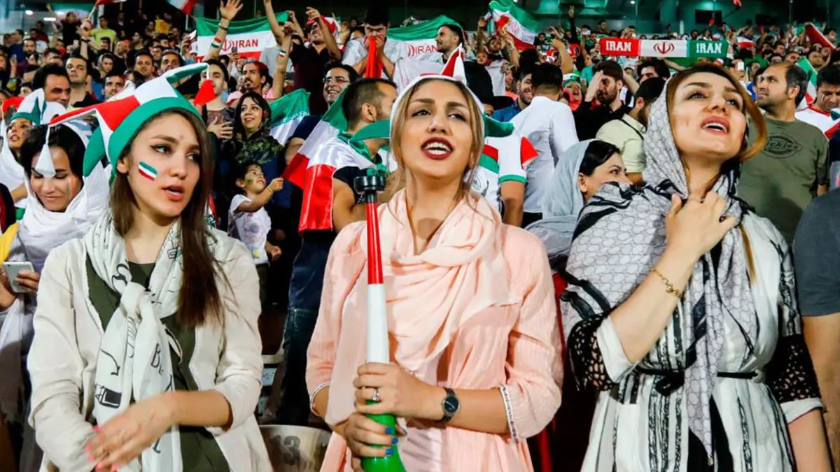 وفاة مشجعة كرة قدم إيرانية أشعلت النار بنفسها.. و"فيفا" يطالب إيران بإنهاء الحظر عن النساء
