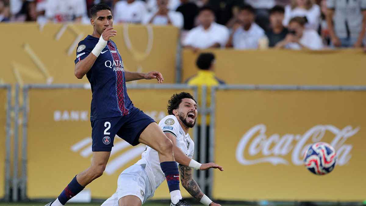 أشرف حكيمي يقلد احتفال مشجع الهلال ”التريند” (صورة) | إرم نيوز