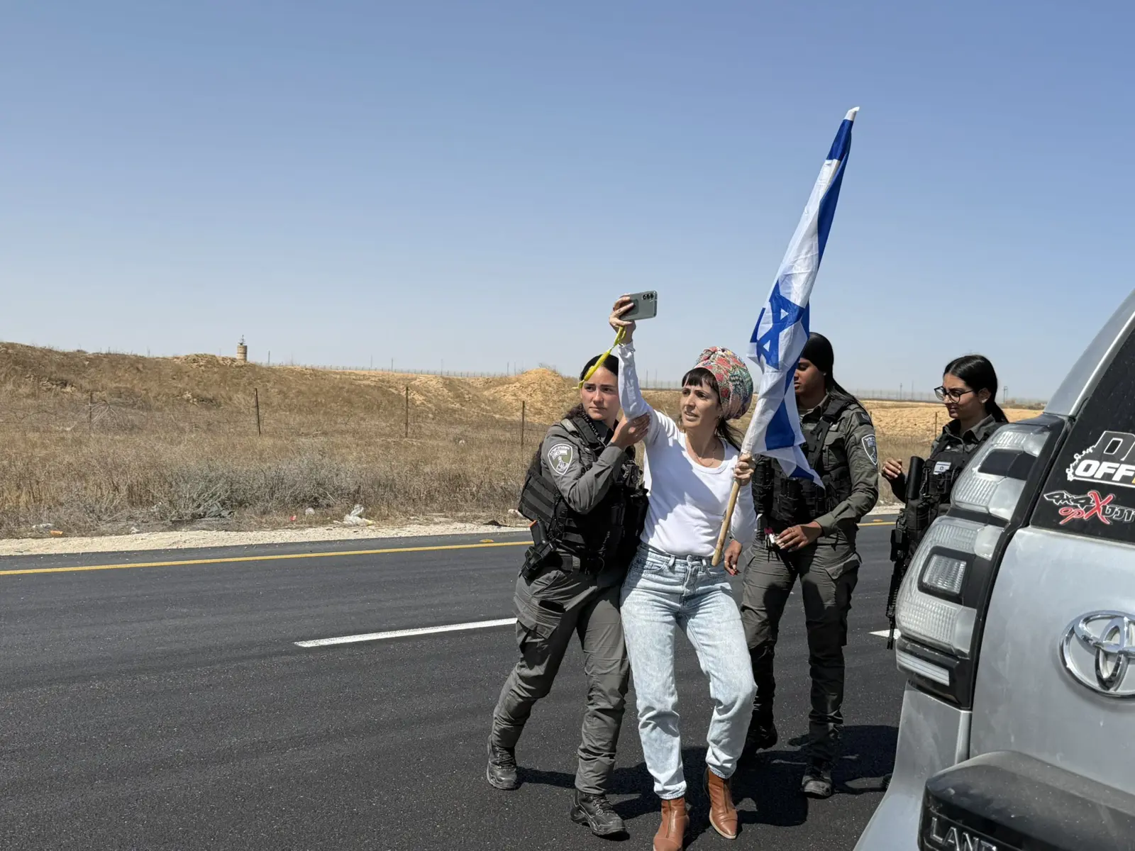 الشرطة تزيح إسرائيلية من الطريق
