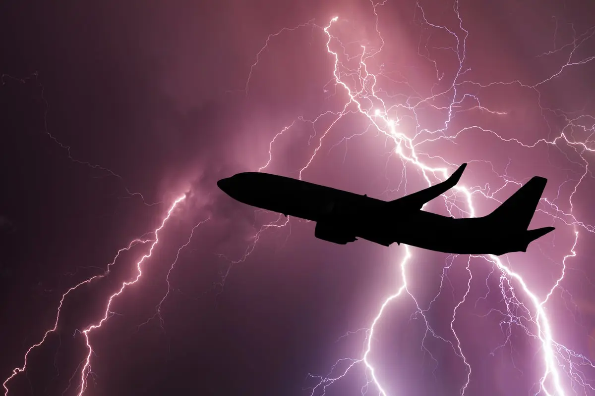 هبطت بأعجوبة.. عاصفة تهشم مقدمة طائرة نمساوية (صور)