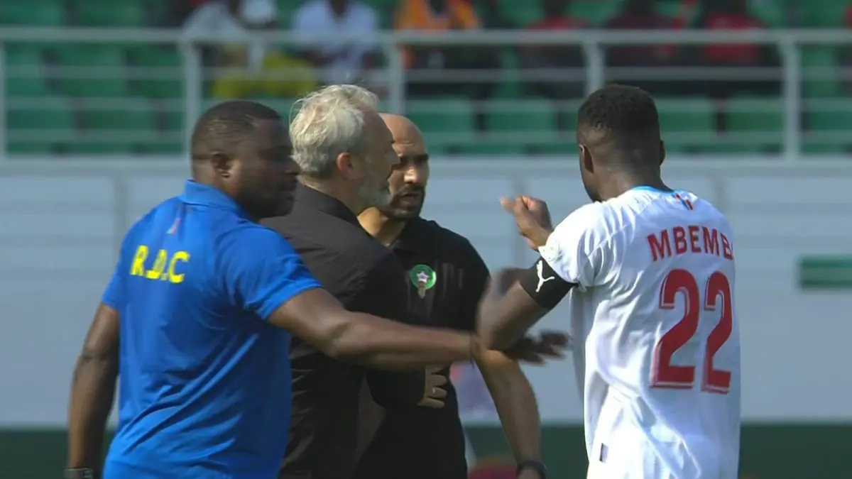اشتباك بين مدرب المغرب ومبيمبا لاعب الكونغو (فيديو وصور)