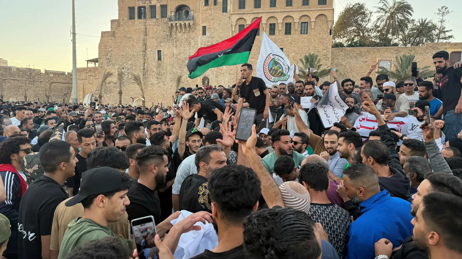 "وجبة و500 دينار".. منظمة ليبية تتهم الدبيبة بتمويل مظاهرات لدعمه