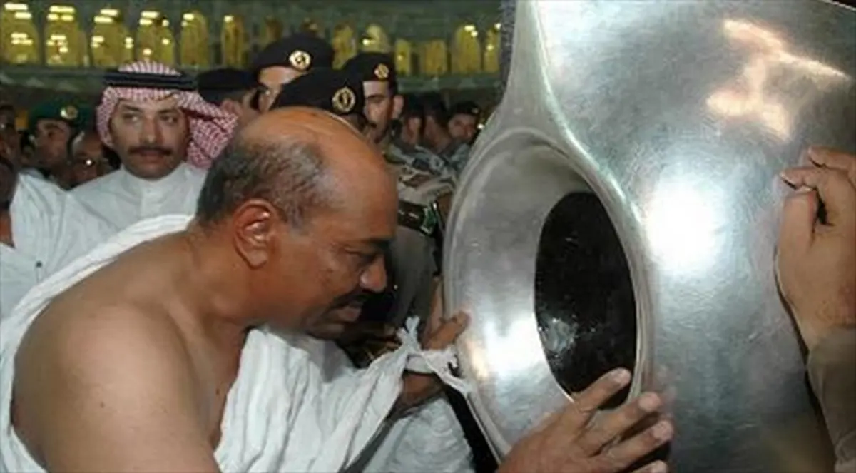 البشير يستهل زيارته إلى السعودية بأداء العمرة