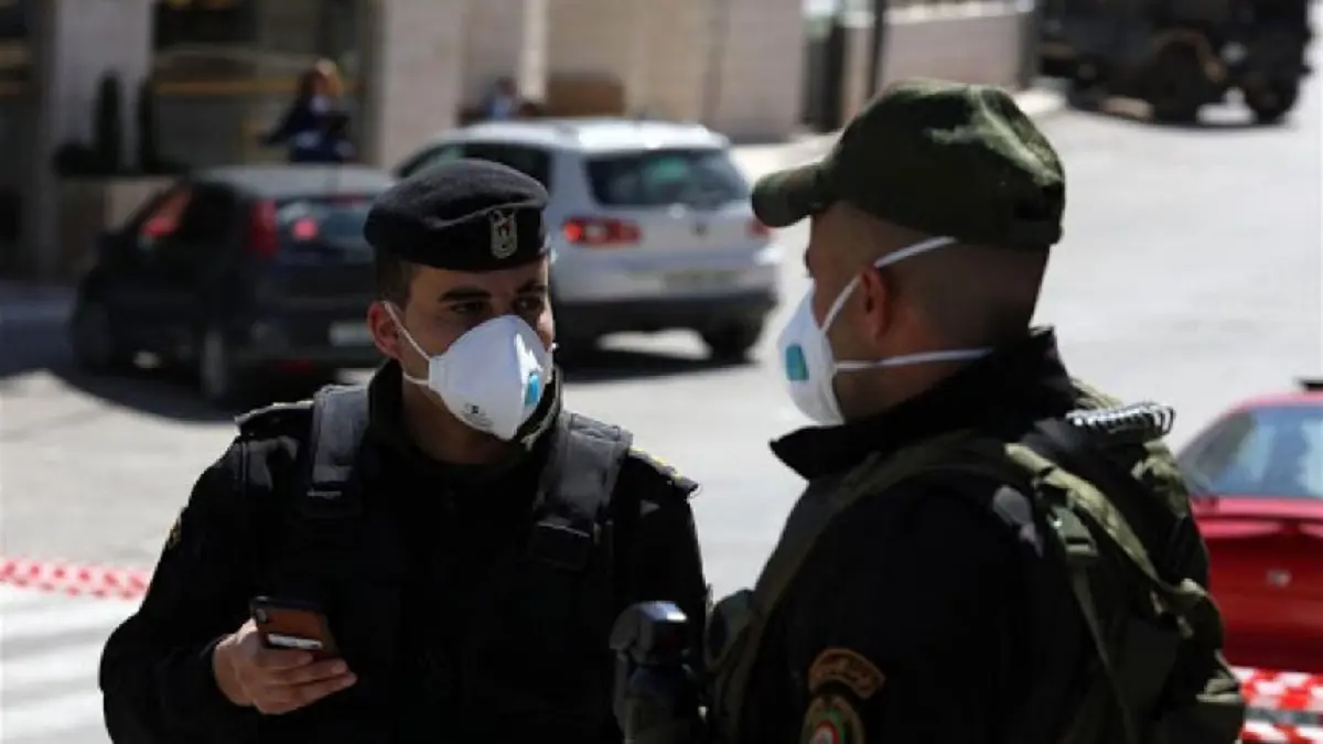 رغم قرار الإغلاق بسبب "كورونا" .. فلسطيني يكسر أقفال مسجد ويفتحه للمصلين (فيديو)