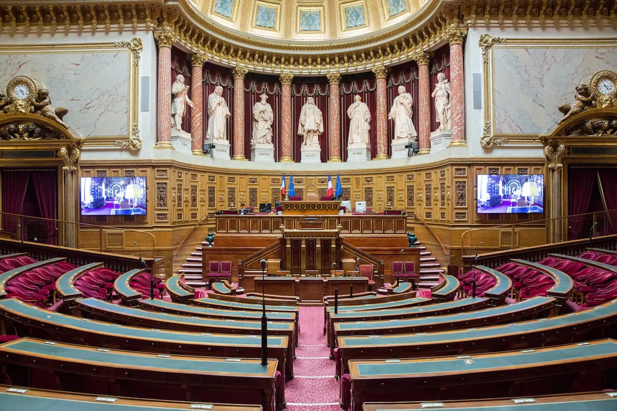 البرلمان الفرنسي يتبنى قرارا يندد بـ"القمع الدامي والقاتل" بحق الجزائريين
