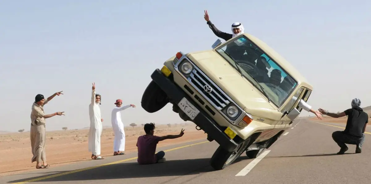 بالصور.. شباب يقومون باستعراضات خطرة في تبوك السعودية