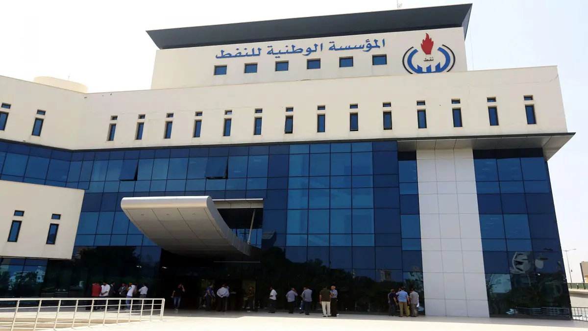 مؤسسة النفط الليبية تطلب رفع رواتب عمالها 67%