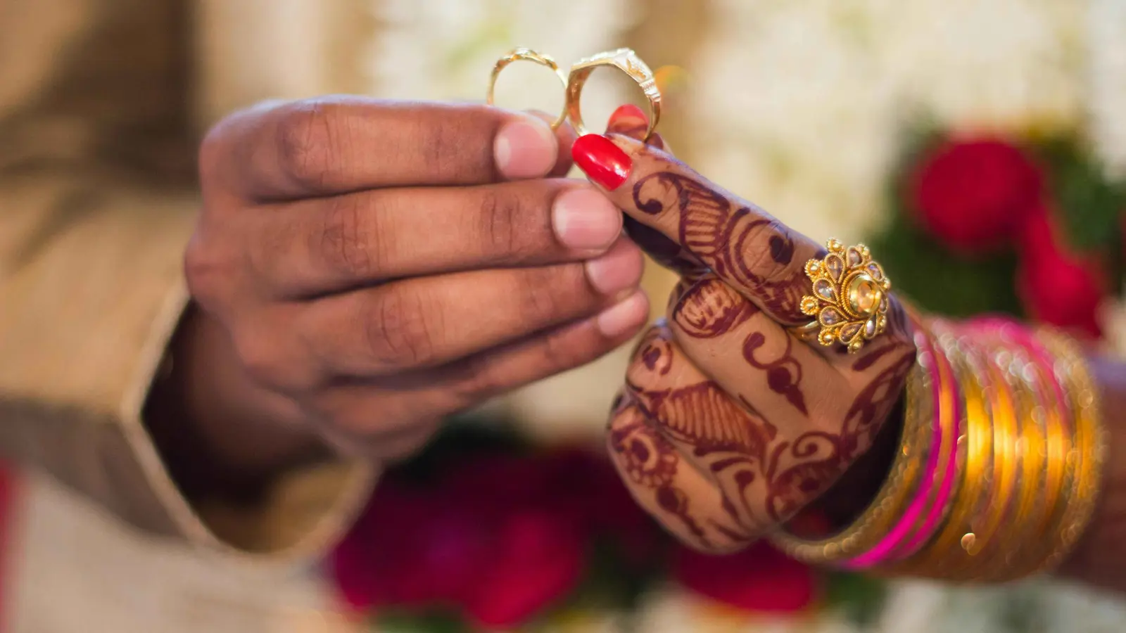 قبل 9 أيام من زفافه.. عريس يهرب مع حماته (صور)