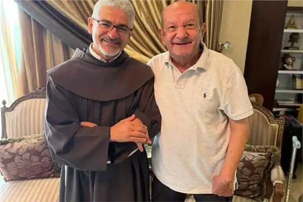 لطفي لبيب مع الأب بطرس دانيال