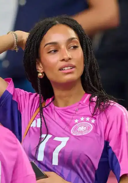 علياء محمد صديقة فلوريان فيرتز نجم ليفربول