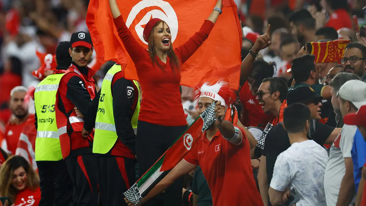 دموع مشجعة تونسية بعد خسارة بطاقة التأهل لثمن نهائي كأس العالم (فيديو)