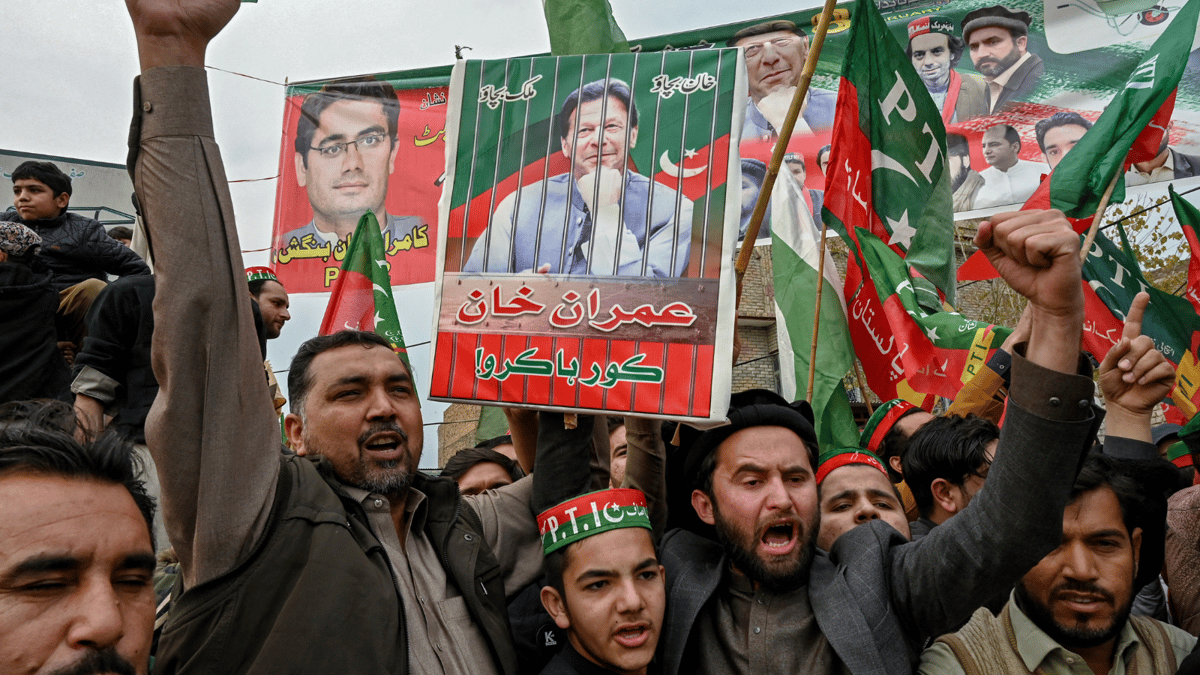 "الغارديان": الجيش الباكستاني ينقلب على "فتاه الذهبي" عمران خان