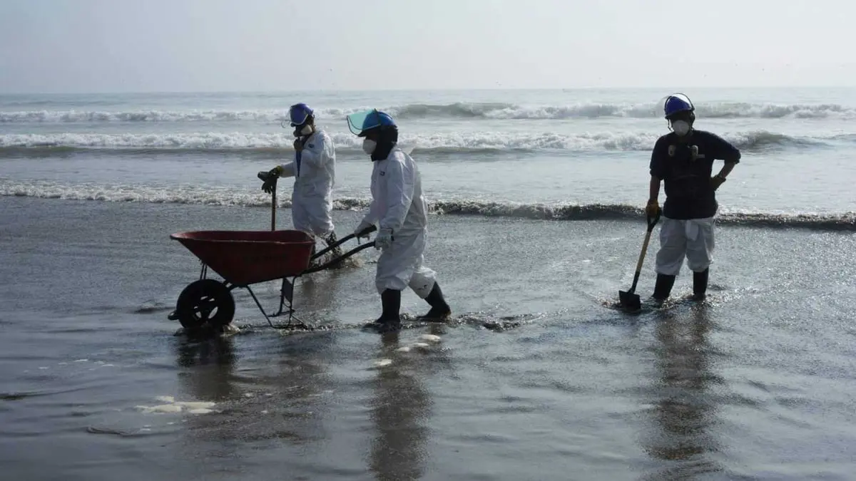 ريبسول: إزالة التسرب النفطي على ساحل بيرو سيستغرق حتى نهاية فبراير