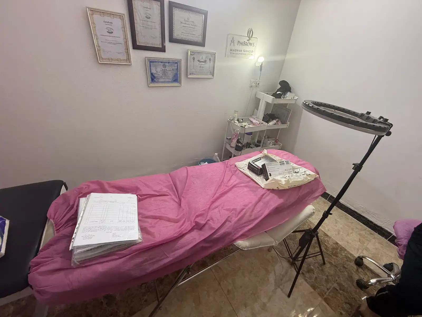 شهادات مزيفة لطبيبة العيادة المخالفة