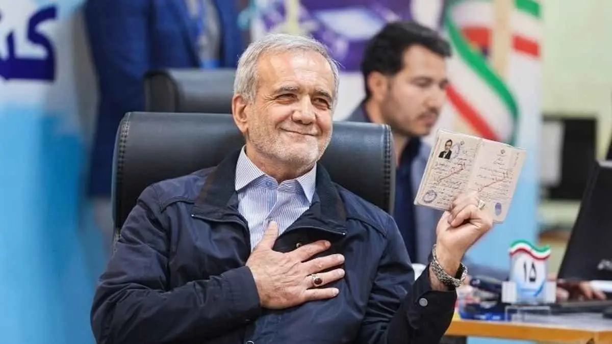 مسعود بزشكيان يتلقى التهاني بفوزه في رئاسة إيران