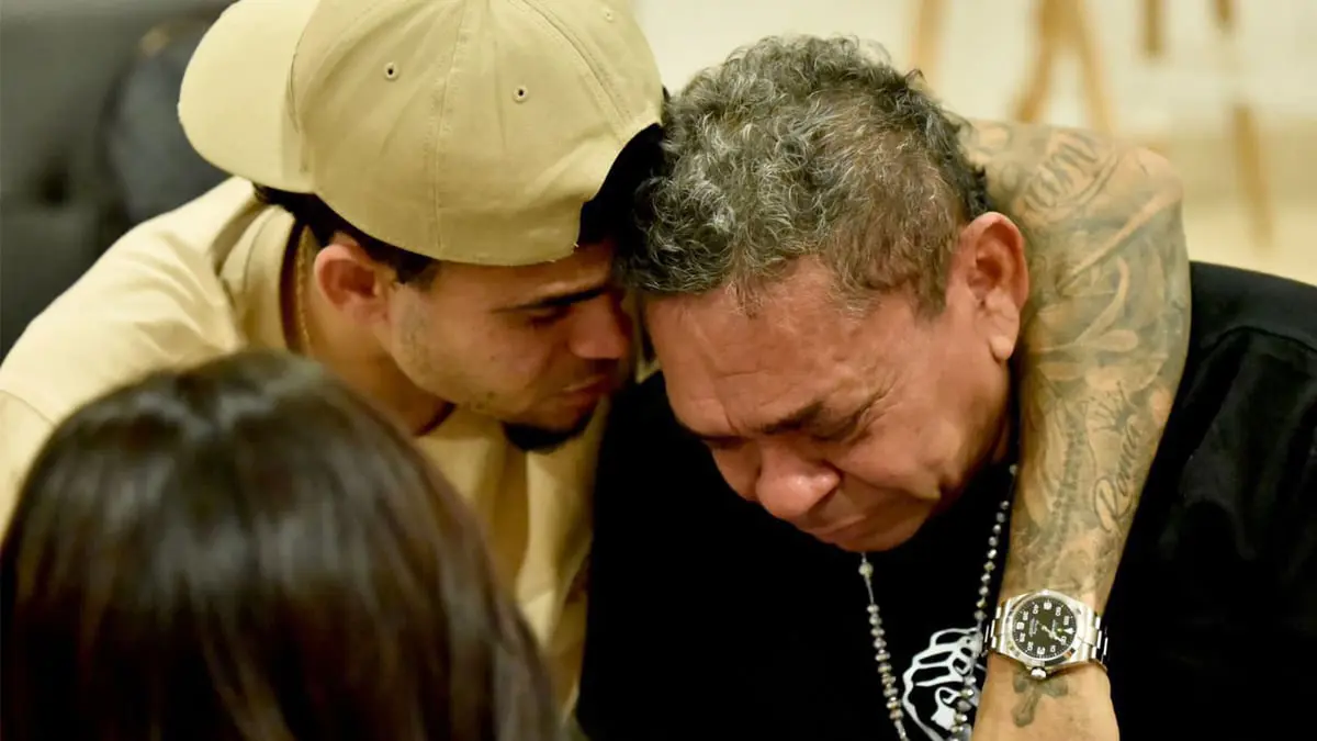 لويس دياز يلتقي والده بعد إطلاق سراحه من عملية الاختطاف (صور وفيديو)