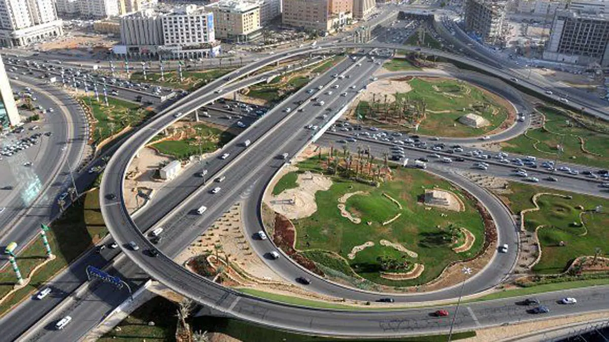 بالفيديو.. انتحار شاب من أعلى جسر القاهرة في الرياض