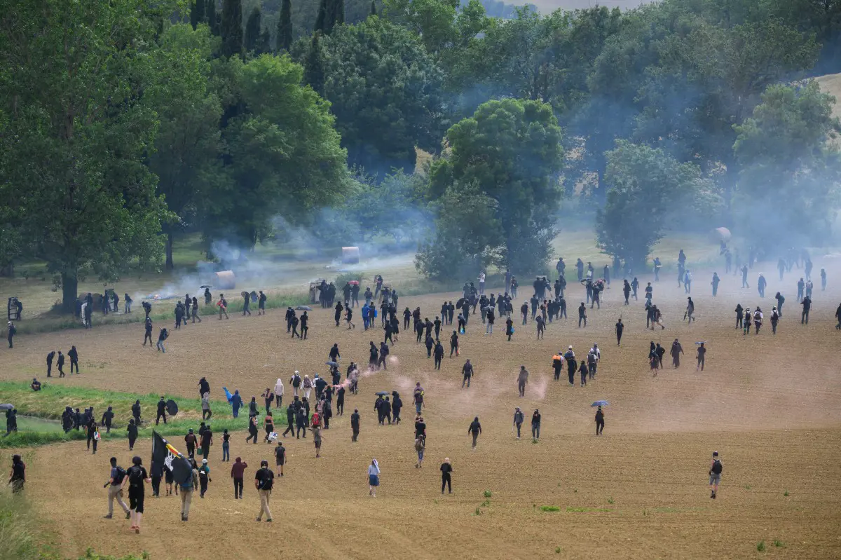 توسعة "طريق سريع" تتسبب في مواجهات بين الشرطة الفرنسية ومحتجين (صور)