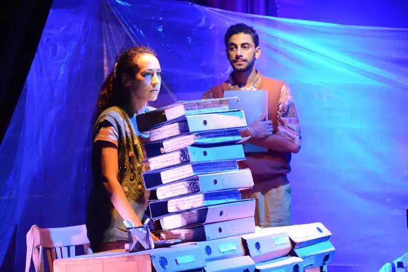 من مشاهد المسرحية