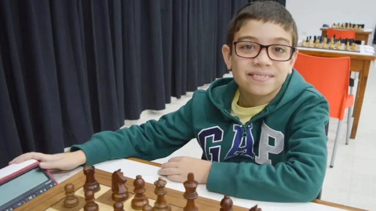 طفل أرجنتيني بعمر العشر سنوات يهزم بطل العالم في الشطرنج