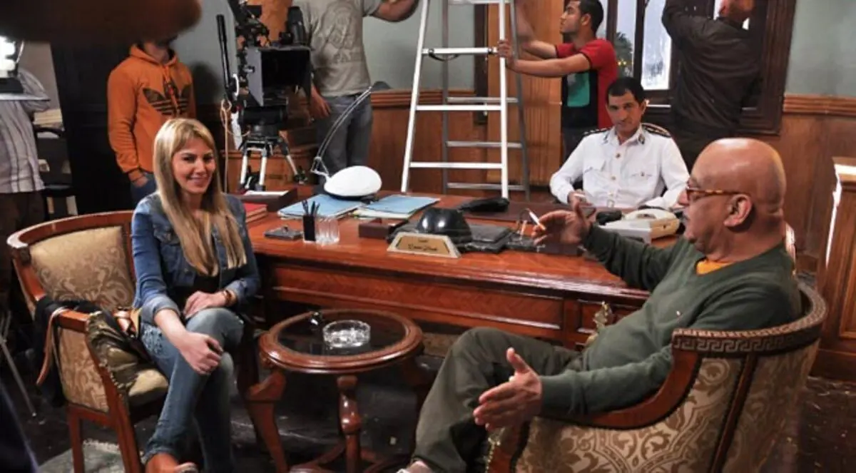 فريق مسلسل "أهل إسكندرية" داخل منزل نور الشريف