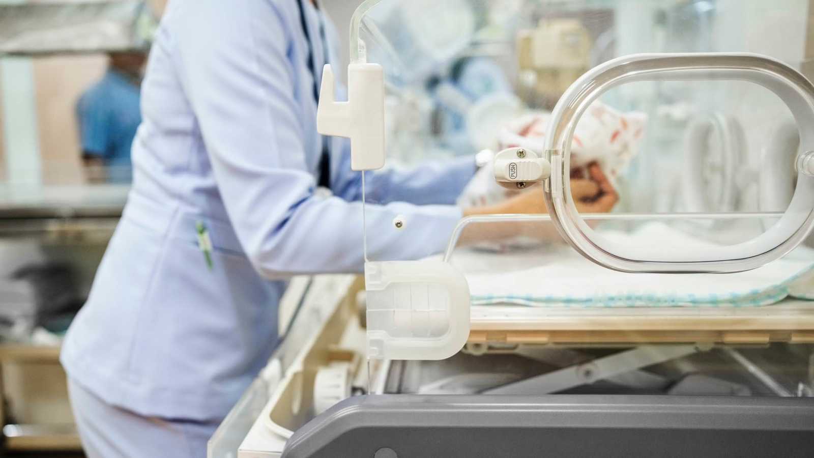 بمشهد بطولي.. ممرضة هندية تخاطر بحياتها لتطعيم رضيع (فيديو) | إرم نيوز