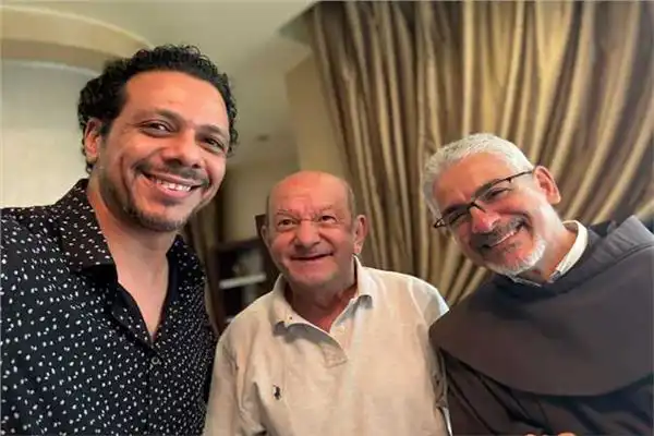 لطفي لبيب مع الأب بطرس دانيال وحمزة العيلي