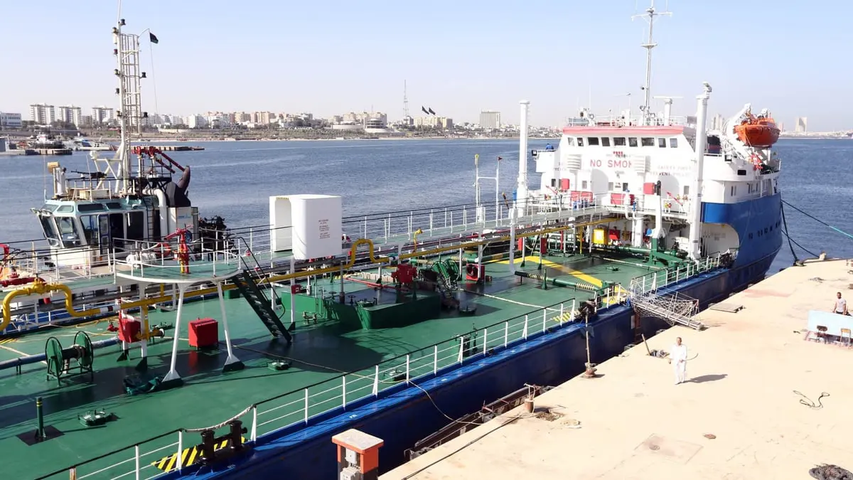 ناقلة نفط بريطانية تستأنف عملها بعد إطلاق نار بميناء الحريقة الليبي