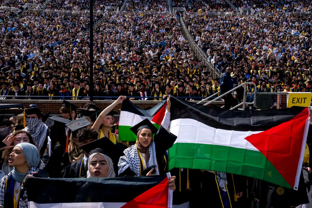 بشعارات وأعلام فلسطين.. متظاهرون يقتحمون حفل تخرج في جامعة أمريكية (فيديو) 