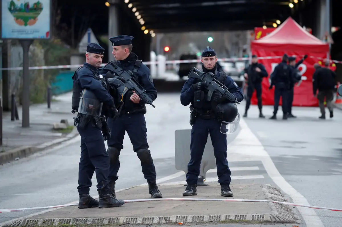 اعتقال 9 أشخاص هاجموا مركز شرطة في ضواحي باريس