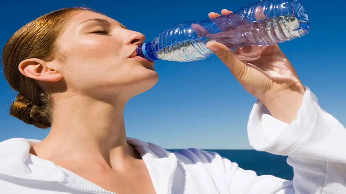 منها تقوية المفاصل وتحسين وظائف الكلى.. تعرف على الفوائد الصحية لشرب الماء بكثرة
