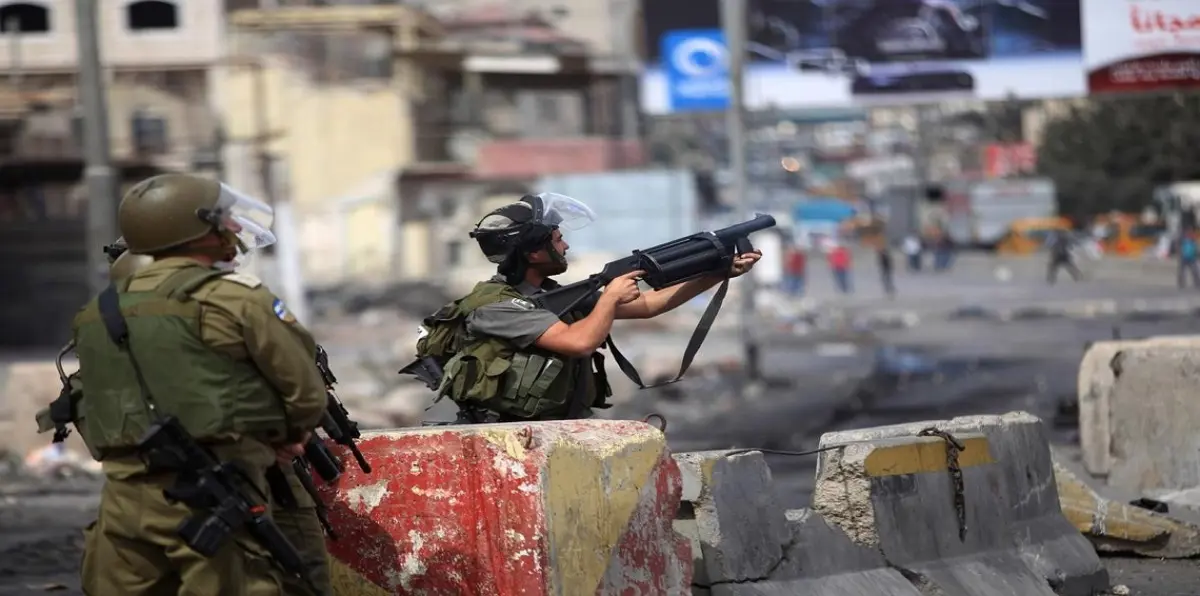 جريح فلسطيني في غزة يهدي الأطباء موالًا خلال علاجه (فيديو)