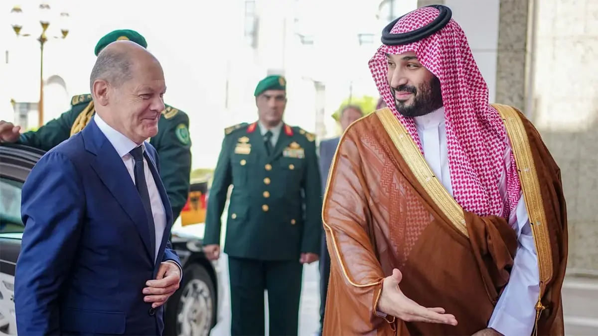 المستشار الألماني يستهل جولته الخليجية بزيارة السعودية