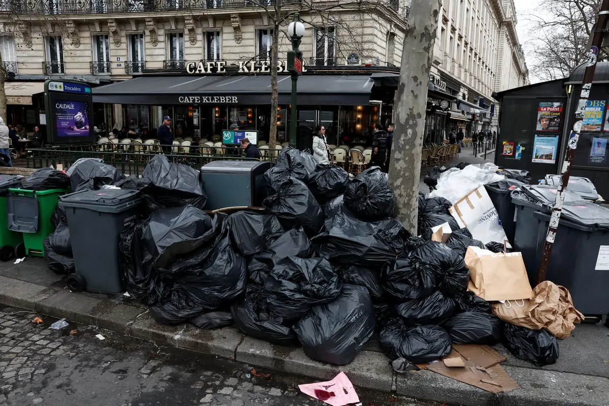 احتجاجات عمال النظافة تنذر بتحويل باريس لـ"صندوق قمامة"