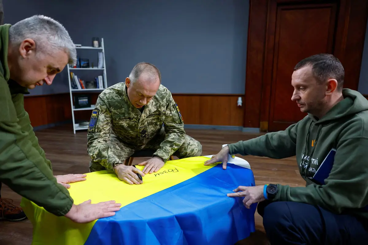 زيلينسكي يعزل زالوجني ويعين سيرسكي قائداً للجيش الأوكراني