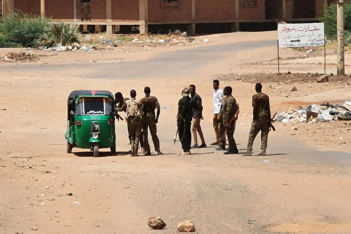 استخبارات الجيش السوداني تعتقل صحفيًا انتقد معتقلاتها