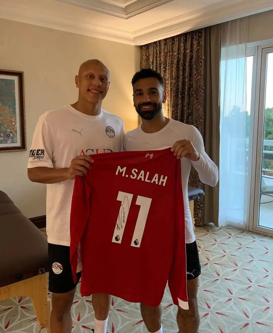 محمد صلاح يهدي قميصه إلى عمرو الجزار