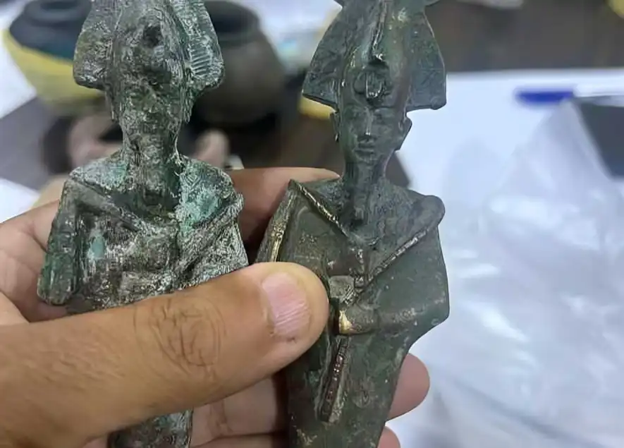 بعض من القطع المهربة