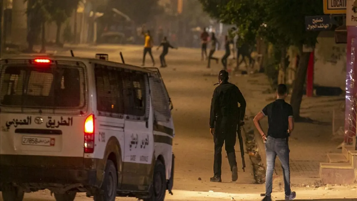 الاحتجاجات تتمدد في تونس.. ومواجهات عنيفة في عدد من الأحياء