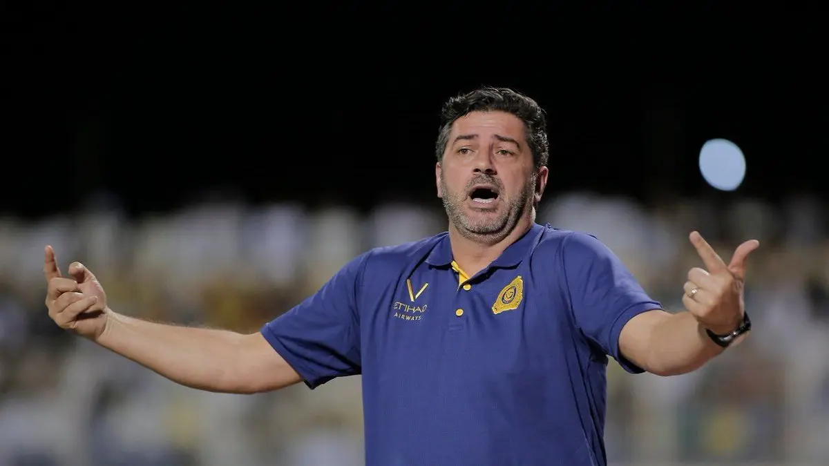 إصابة روي فيتوريا مدرب نادي النصر السعودي في الرأس بسبب رياضة التطعيس