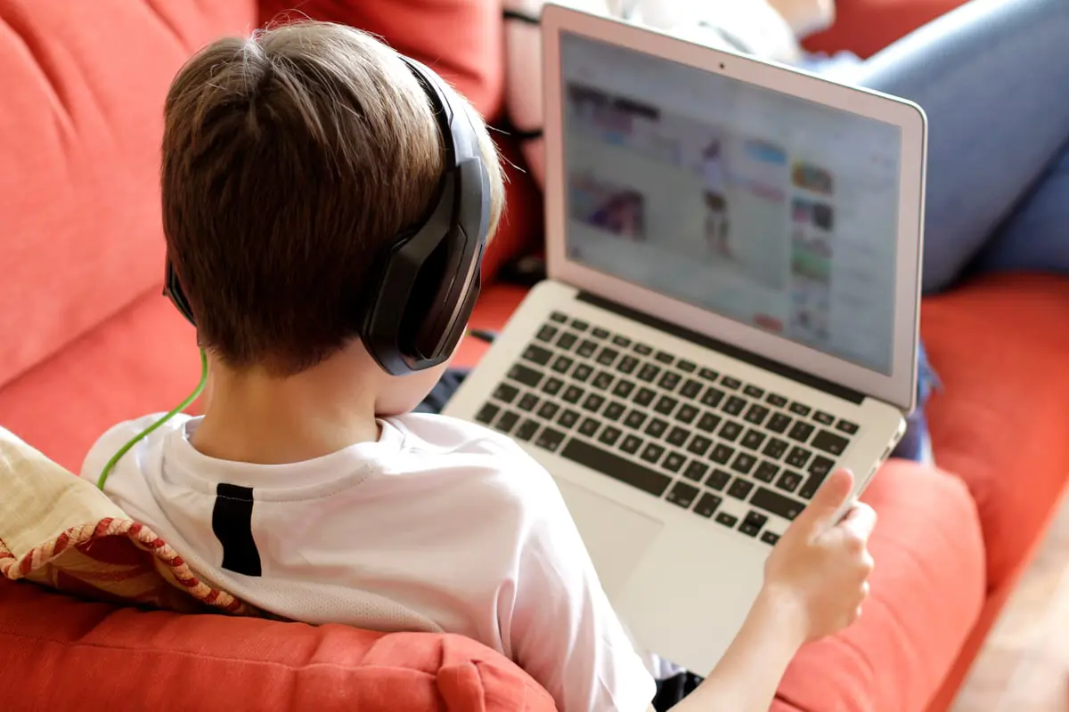 بريطانيا.. قانون جديد لحماية الشباب من مخاطر الإنترنت