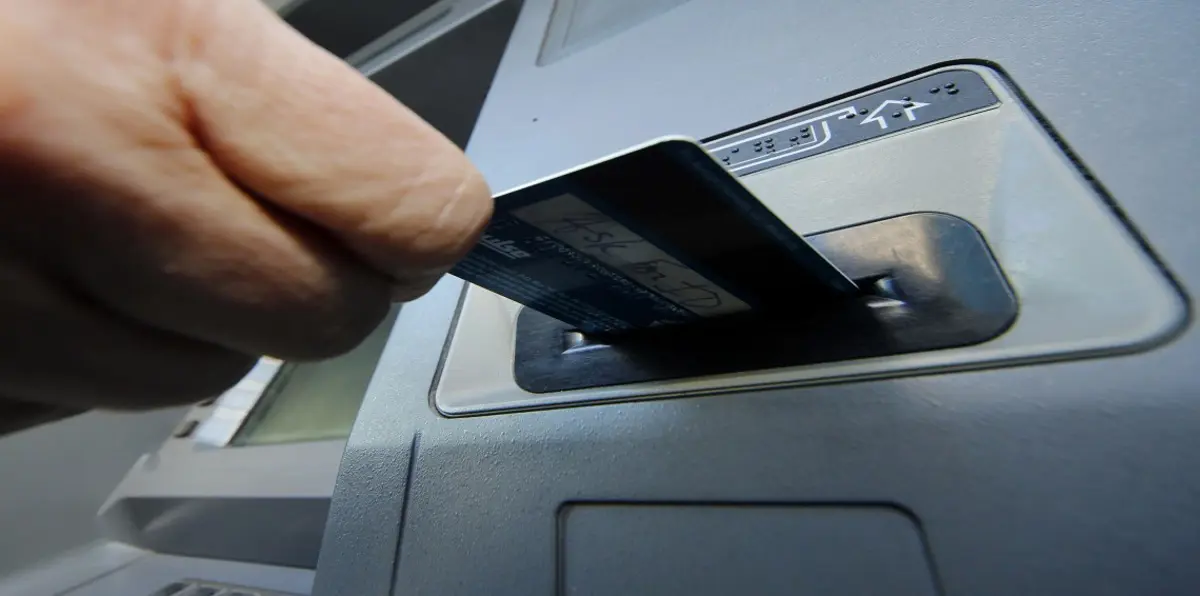 السعودية.. ضبط شاب يسرق من حسابات مصرفية بتقنية "خاصة"