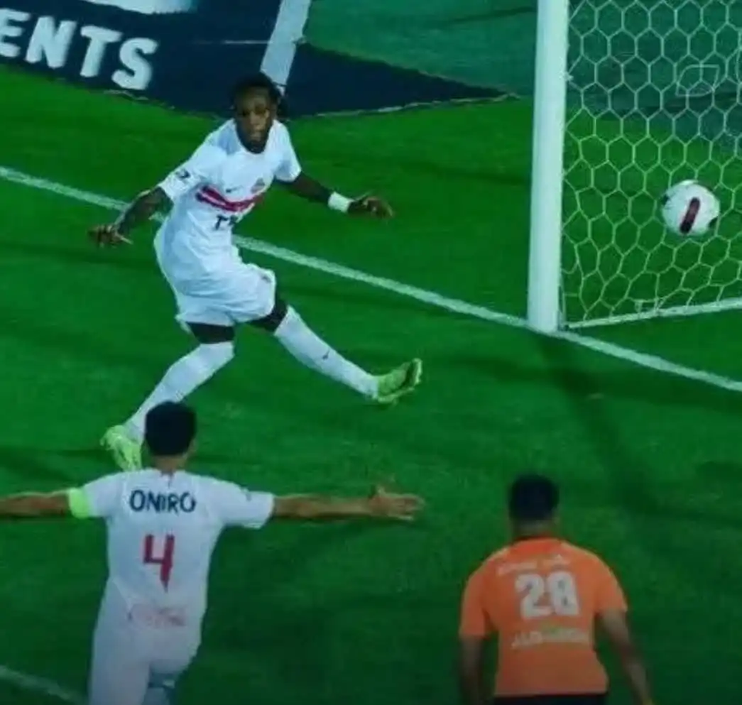 شيكو بانزا لحظة تسجيل هدفه في لقاء فاركو