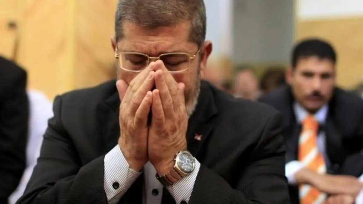 نجل محمد مرسي يروي تحولات "غريبة" بجثمان والده