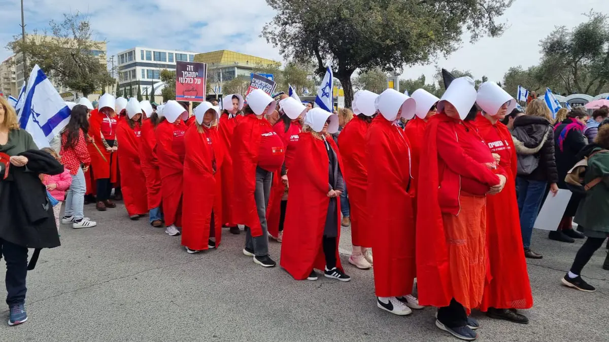 حضور لافت لـ"العباءات الحمراء" في إسرائيل.. الاحتجاج على طريقة "قصة خادمة"